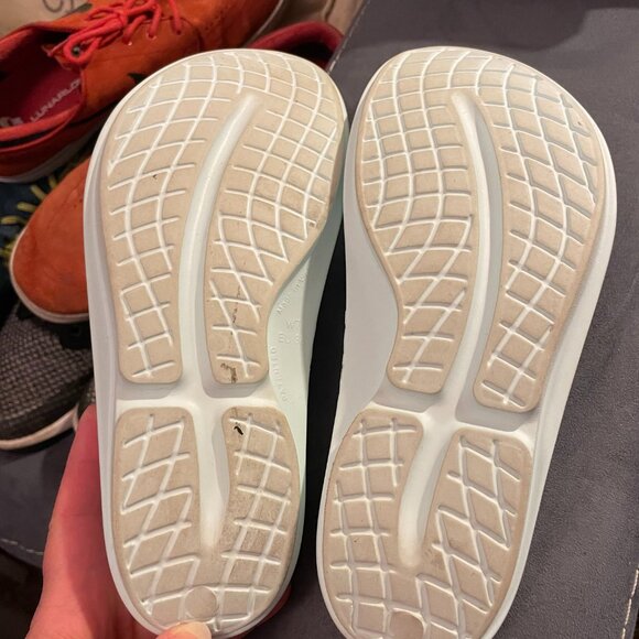 ladies OOFOS flip flops - Picture 6 of 7